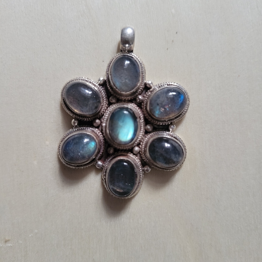 Sterling silver labradorite pendant